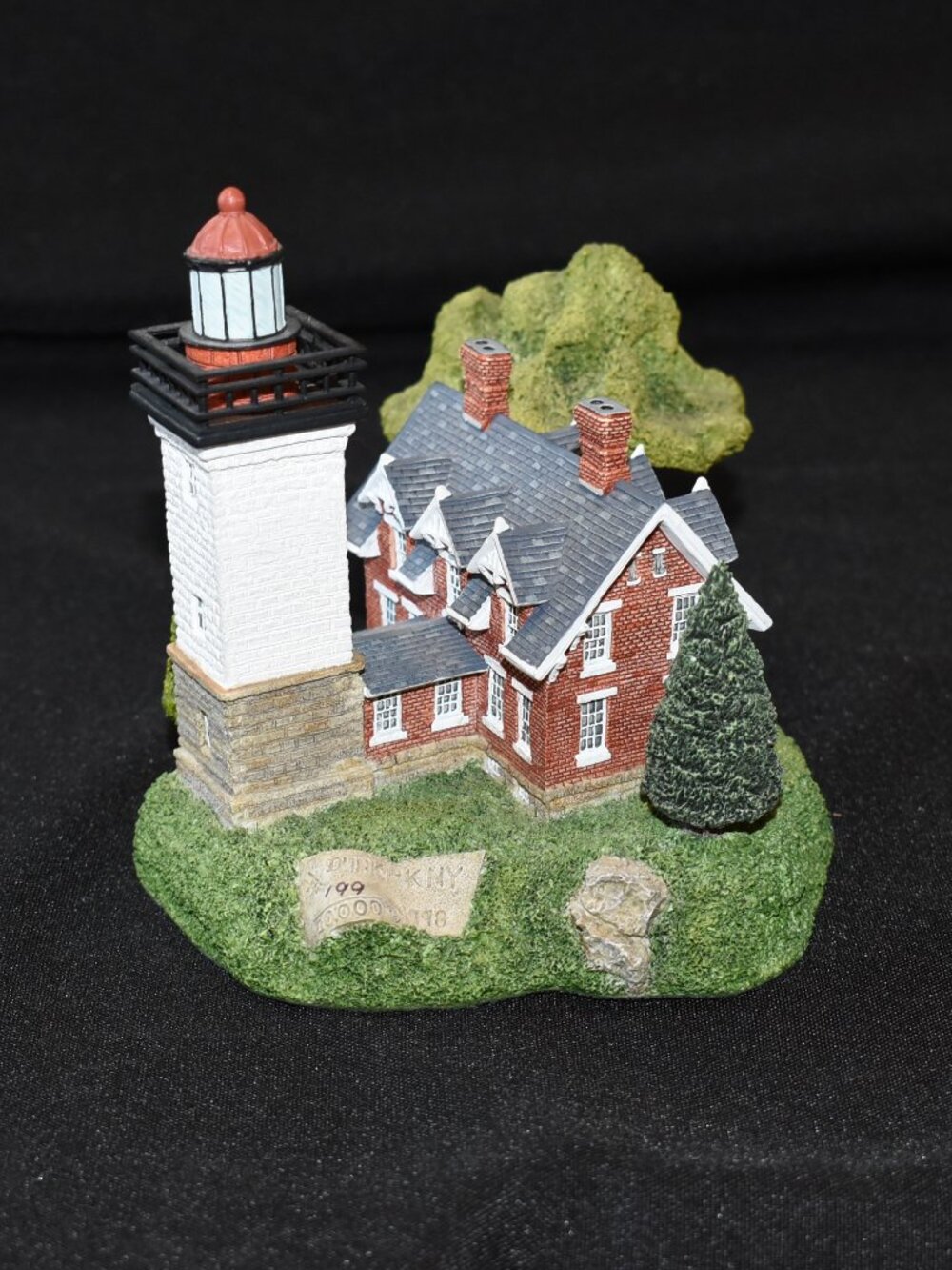 Harbour Lights  1998 Dunkirk New York Lighthouse #221 Boxed with COA